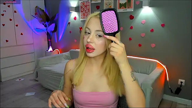 Snapshot of Luna_Beverly chatting on February 14, 2026, 8:27 pm Luna Beverly online show from February 14, 2026, 8:27 pm