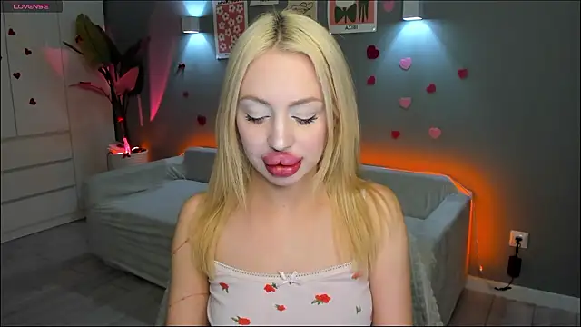 Snapshot of Luna_Beverly chatting on February 22, 2026, 8:18 pm Luna Beverly online show from February 22, 2026, 8:18 pm