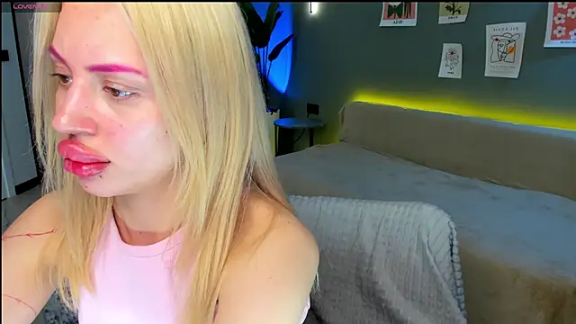 Snapshot of Luna_Beverly chatting on March 5, 2026, 8:16 pm Luna Beverly online show from March 5, 2026, 8:16 pm