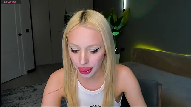 Luna Beverly online show from April 10, 2026, 8:24 pm