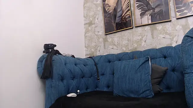 Helen Novoa online show from April 21, 2026, 1:42 am