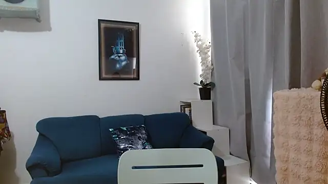 Snapshot of Almaglow_ chatting on May 20, 2026, 6:14 pm Almaglow online show from May 20, 2026, 6:14 pm