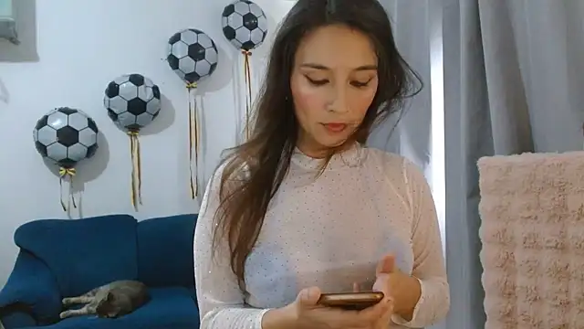 Snapshot of Almaglow_ chatting on June 18, 2026, 5:28 pm Almaglow online show from June 18, 2026, 5:28 pm
