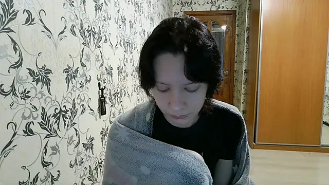 LxayBloom online show from April 18, 2026, 1:09 am