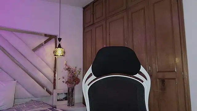 mia gatesvg online show from February 26, 2026, 3:49 am