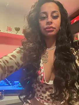 sweetxlayla online show from March 6, 2026, 2:02 pm