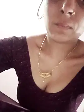 Snapshot of Hot_ree85 chatting on May 14, 2026, 1:29 pm Hot ree85 online show from May 14, 2026, 1:29 pm