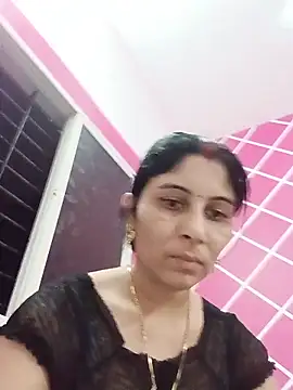Snapshot of Hot_ree85 chatting on May 20, 2026, 4:29 am Hot ree85 online show from May 20, 2026, 4:29 am
