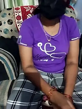 Snapshot of Tinarosy13 chatting on March 8, 2026, 7:28 pm Tinarosy13 online show from March 8, 2026, 7:28 pm