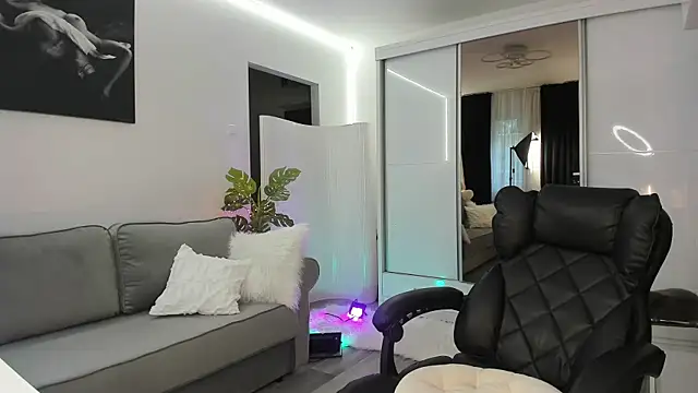 Ivy Bellee online show from April 16, 2026, 5:19 am