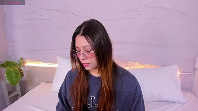 lanna 18  online show from January 10, 2026, 11:56 am