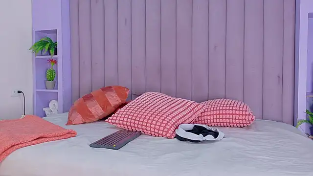 AmberStonne   online show from April 22, 2026, 2:58 am