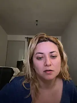Snapshot of Lililuxx chatting on April 20, 2026, 7:22 am Lililuxx online show from April 20, 2026, 7:22 am