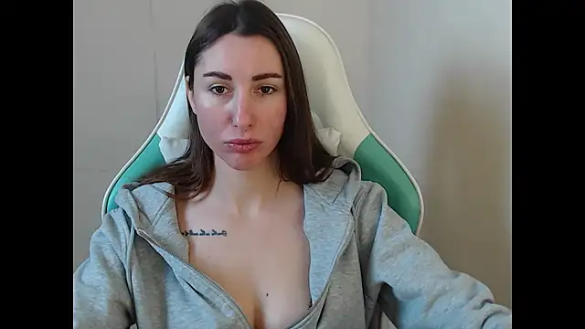 Snapshot of cammila_horn chatting on January 13, 2026, 12:32 pm cammila horn online show from January 13, 2026, 12:32 pm