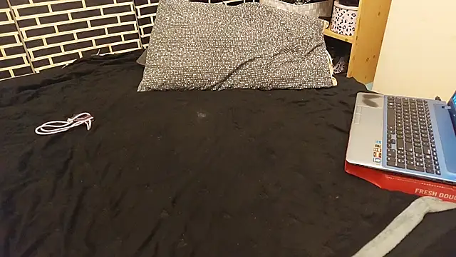 Spatgirl online show from February 12, 2026, 11:22 pm