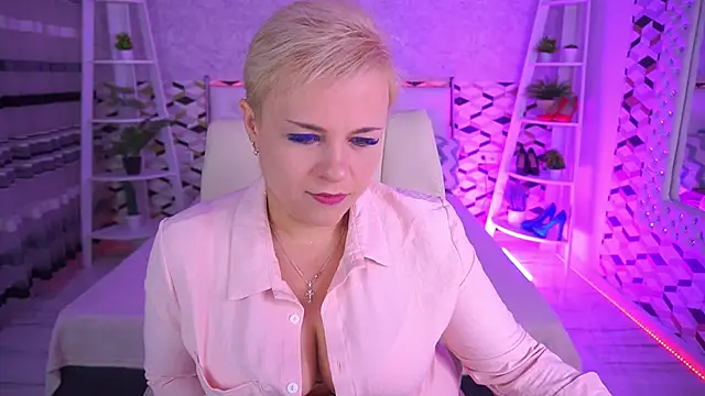 Snapshot of CrystalVibe chatting on May 22, 2026, 6:42 am CrystalVibe online show from May 22, 2026, 6:42 am