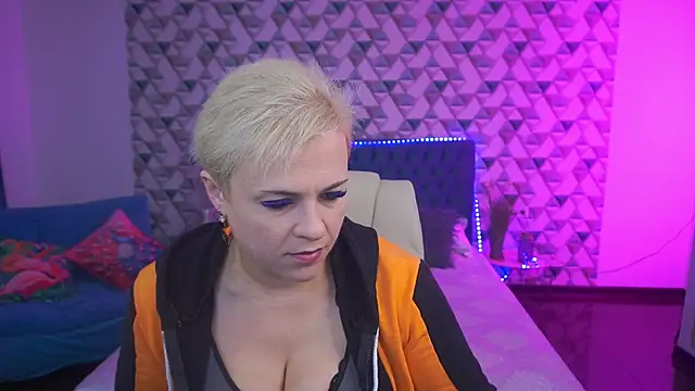 Snapshot of CrystalVibe chatting on May 31, 2026, 5:37 am CrystalVibe online show from May 31, 2026, 5:37 am