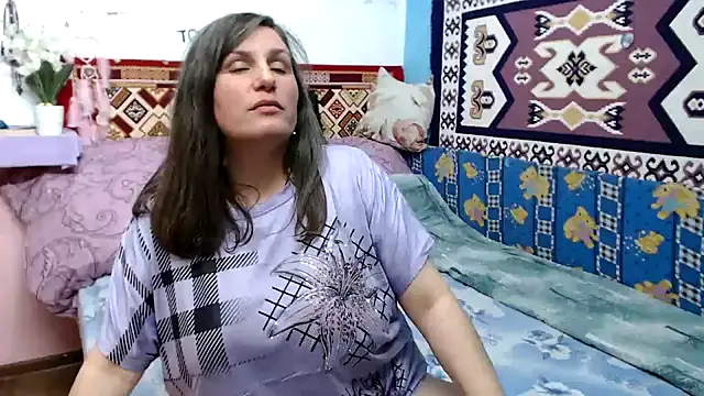 Adelinemilf online show from April 21, 2026, 2:45 pm