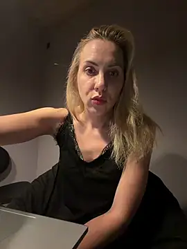 Snapshot of ElenaWhitmore chatting on June 2, 2026, 10:45 pm ElenaWhitmore online show from June 2, 2026, 10:45 pm