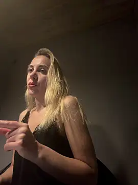 Snapshot of ElenaWhitmore chatting on June 9, 2026, 10:54 pm ElenaWhitmore online show from June 9, 2026, 10:54 pm