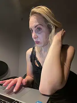 Snapshot of ElenaWhitmore chatting on June 10, 2026, 11:03 pm ElenaWhitmore online show from June 10, 2026, 11:03 pm