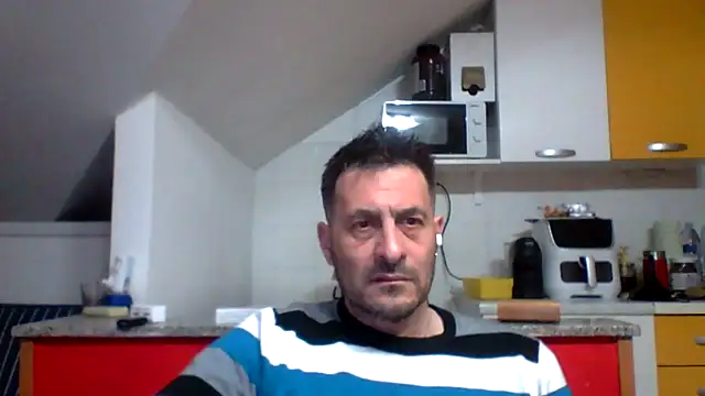 Snapshot of colosone chatting on April 2, 2026, 3:42 pm colosone online show from April 2, 2026, 3:42 pm