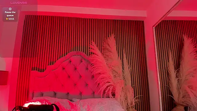 Violett hott  online show from February 7, 2026, 1:04 pm