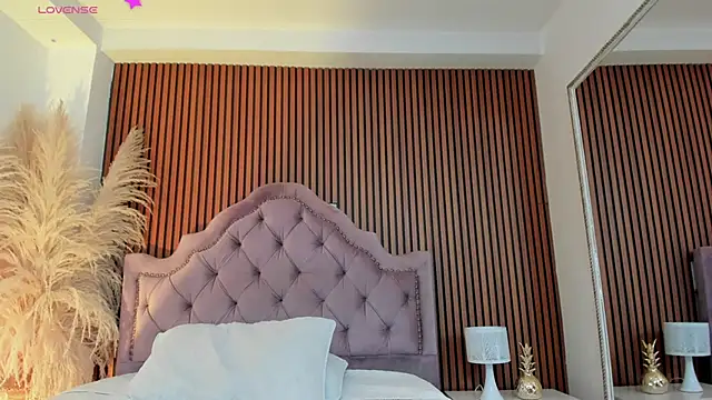 Violett hott  online show from March 24, 2026, 12:43 pm