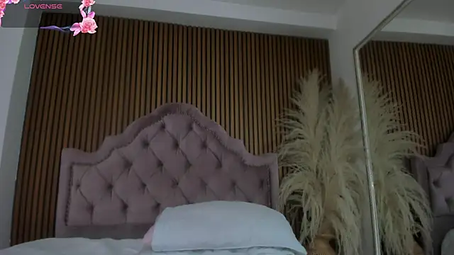 Violett hott  online show from April 21, 2026, 12:22 pm