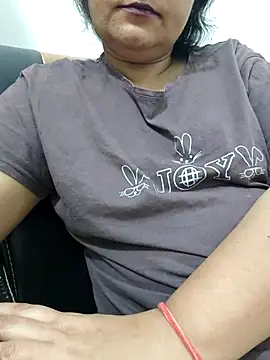 piryasharma005 online show from May 9, 2026, 6:57 pm