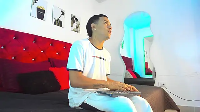 Liamsubtle01 online show from May 26, 2026, 11:17 am
