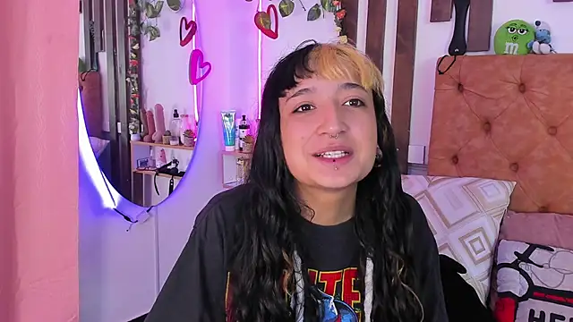 MeowMota  online show from April 18, 2026, 6:23 pm