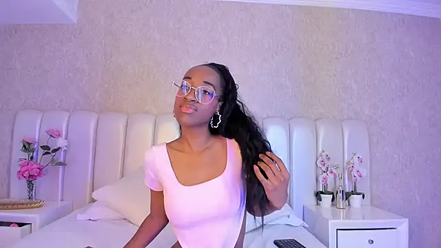 Julianiita  online show from February 14, 2026, 1:30 pm