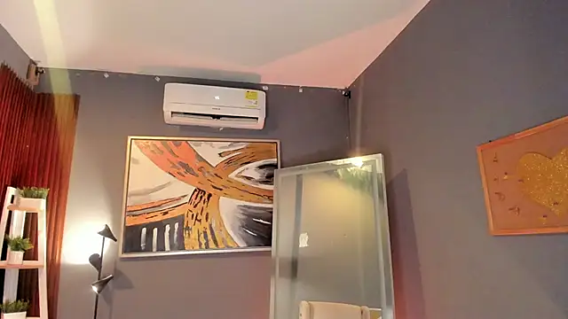 ailann  online show from April 16, 2026, 9:39 pm