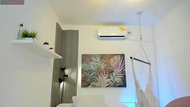 ailann  online show from April 18, 2026, 5:39 pm