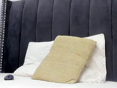 Anikka Albrite  online show from April 7, 2026, 1:33 pm