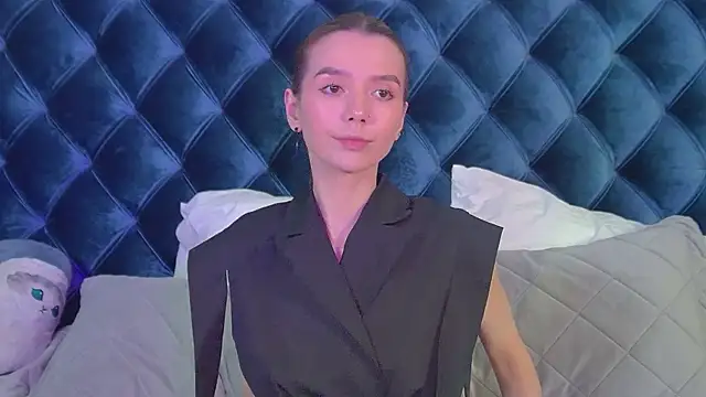 VanessaVienne online show from April 18, 2026, 4:11 pm