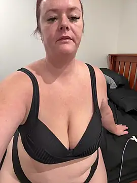 carinabro10 online show from April 19, 2026, 12:33 am