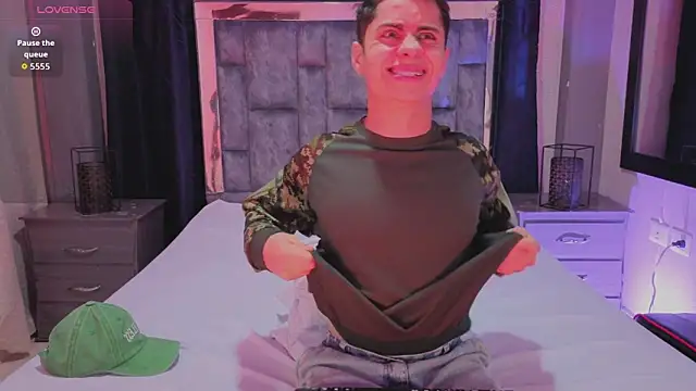 LeoMonnroe online show from April 21, 2026, 1:42 am