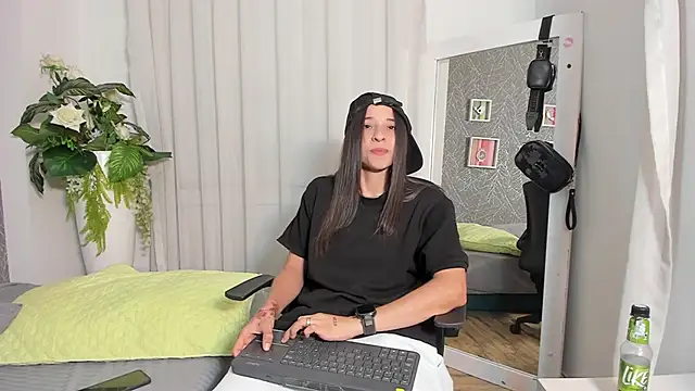 ViictoriiaSaenz online show from April 22, 2026, 5:21 am