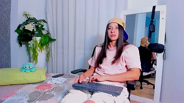 ViictoriiaSaenz online show from April 24, 2026, 4:15 am