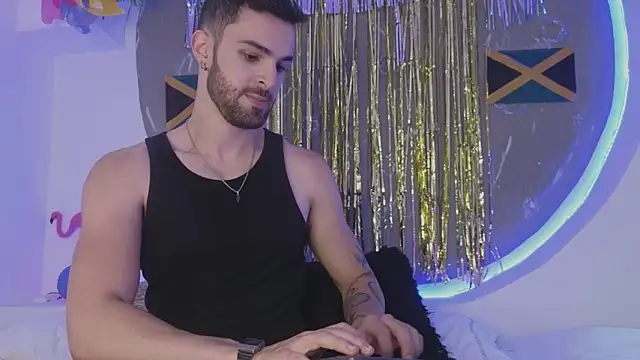 Apolo lux1 online show from April 15, 2026, 8:20 pm