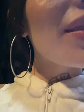 lizz lunna online show from April 22, 2026, 3:42 am