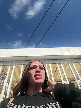 lizz lunna online show from April 24, 2026, 8:22 pm