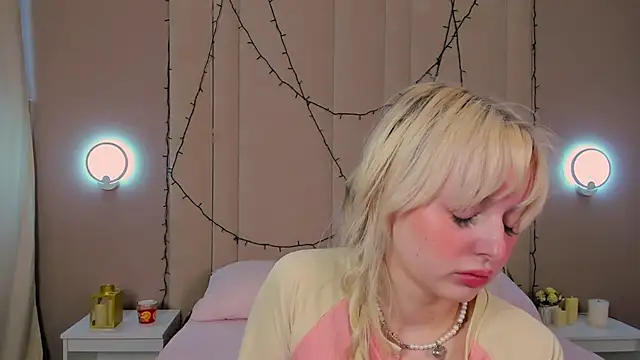 Snapshot of AdeleSilvy chatting on June 8, 2026, 1:39 am AdeleSilvy online show from June 8, 2026, 1:39 am