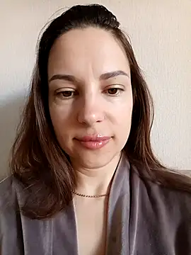 Snapshot of She-Moon chatting on May 1, 2026, 5:23 am She-Moon online show from May 1, 2026, 5:23 am