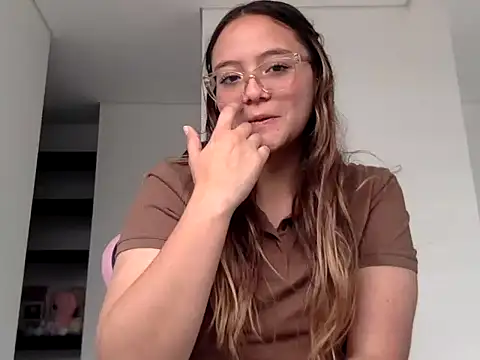 Snapshot of LOLA_R_ chatting on February 2, 2026, 6:28 pm LOLA R online show from February 2, 2026, 6:28 pm