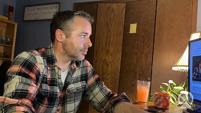 chrisw8140 online show from April 13, 2026, 2:06 am