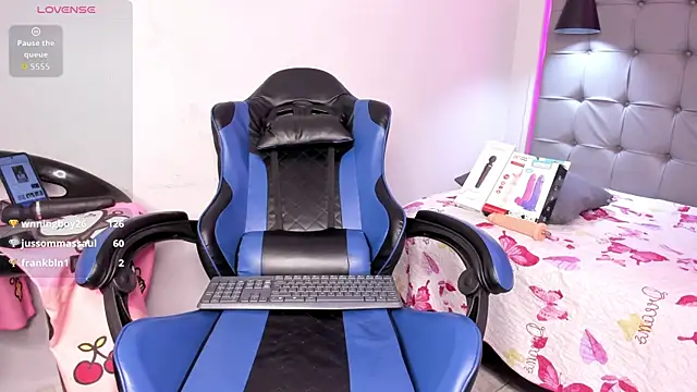 scarletcherry18 online show from April 9, 2026, 6:19 am