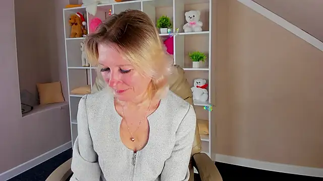 Julie Lucas online show from March 14, 2026, 12:39 am